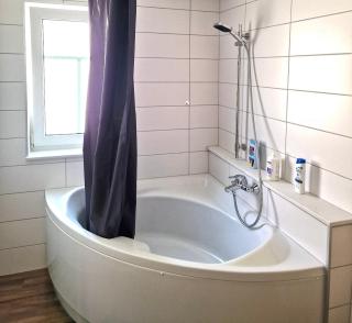 Exklusives Zimmer mit geteiltem Bad und Küche OM - 8