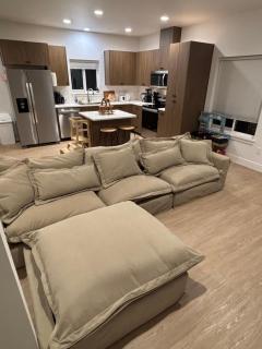 Cozy & Contemporary Stay - 8