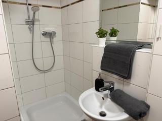 Modernes Apartment mit 7 Schlafzimmern und Balkon - 3