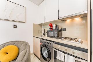 Studio with Community Views, Easy Access to Bus Stop, Parks, and Circle Mall, Empire Residence, JVC by Deluxe Holiday Homes - 6