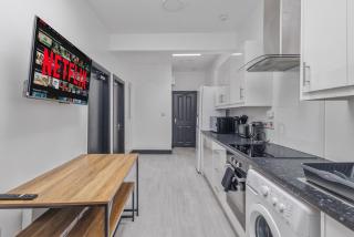 Stylish 2BR Apartment in Sheldon - 7