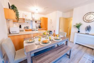 Modern & Central 2 Bedroom Apartment Free Parking - 3
