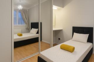 Modern 3 Bedroom Home, Free Parking, Garden, Sleeps 7 - 2