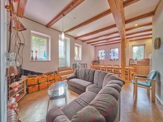 Spacious Mountain Retreat - 9