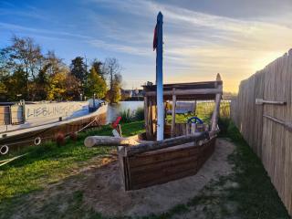8 Personen Hausboot mit Hot Tub, Sauna, Kaminofen, Klimaanlage, Lounge, Sonnendeck und Garten mit Buddelschiff direkt hinterm Deich in Otterndorf - 7