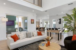 Luxury Getaway Near AT&T Stadium - 4BR Entire House-Hot Tub & Arcade - 9