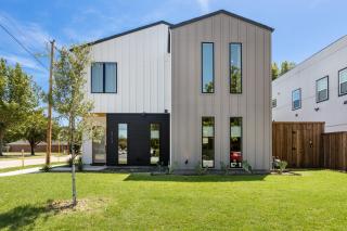 Luxury Getaway Near AT&T Stadium - 4BR Entire House-Hot Tub & Arcade - 4