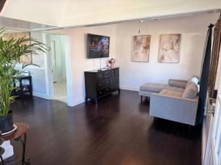 Downtown Whitestown with King Suite and Pool - 9