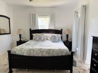 Downtown Whitestown with King Suite and Pool - Whitestown - 6