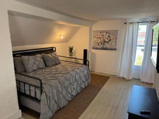 Downtown Whitestown with King Suite and Pool - Whitestown - 2