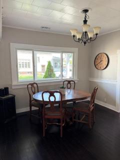Downtown Whitestown with King Suite and Pool - Whitestown - 8