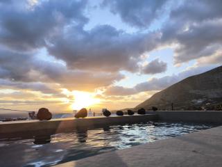 EXO Santorini Sea View Private Pool Villa and Suites - Éxo Goniá - 5