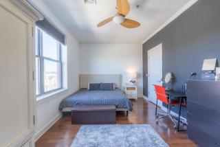 Plush Queen near NYC access to a shared kitchen, living room and bathroom, plus on-site gym - 0