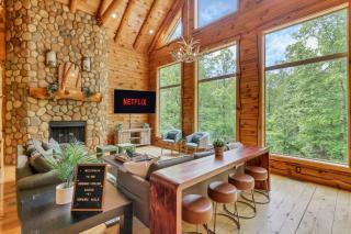 Cabin with Hot Tub, Golf Simulator, and Game Room in Hocking Hills - 7