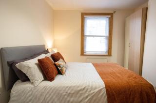 Cozy 3 BR House in Cheltenham - Parking, Wi-Fi - 3