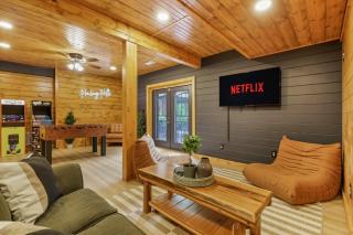 Cabin with Hot Tub, Golf Simulator, and Game Room in Hocking Hills - 4