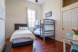 Historic 3 bedroom 4blocks from famous St Charles Ave Mardi Gras parade route, steps to Jazz venues and restaurants - 7