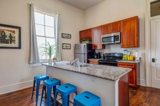 Historic 3 bedroom 4blocks from famous St Charles Ave Mardi Gras parade route, steps to Jazz venues and restaurants - 3