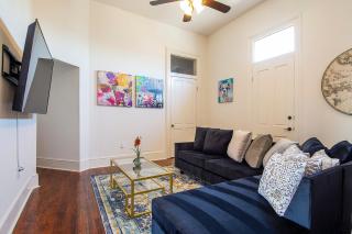 Historic 3 bedroom 4blocks from famous St Charles Ave Mardi Gras parade route, steps to Jazz venues and restaurants - 5