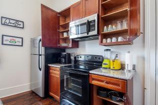 Historic 3 bedroom 4blocks from famous St Charles Ave Mardi Gras parade route, steps to Jazz venues and restaurants - 2