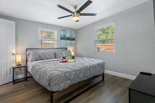 Luxe Retreat Heated Pool & King Suite Oasis - 6