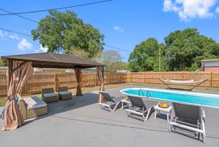 Luxe Retreat Heated Pool & King Suite Oasis - 9