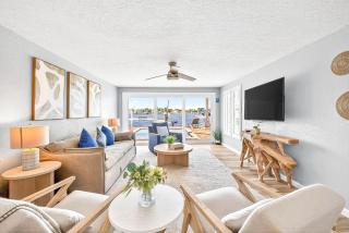 Castaway Waterfront Home - 4