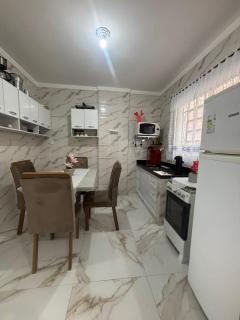 Apartamento com Estacionamento, Wi-Fi, Ar condicionado a 300 metros da Praia da Enseada no Guarujá. - 6