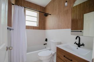 Stylish 2br apt, 5 mins to the BEACH J2 - 4