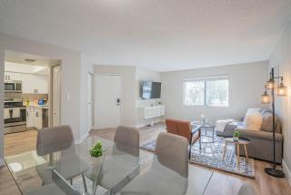 Unique 2BD - Parking, Gym, Pool - Sleeps 8 - 5Min Casino - 1