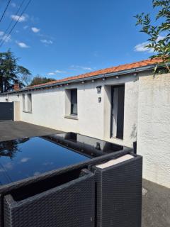 La longère du Moulin, logement T2 indépendant tout équipé avec cuisine, parking individuel avec portail, salon de jardin, belle grande chambre - 3