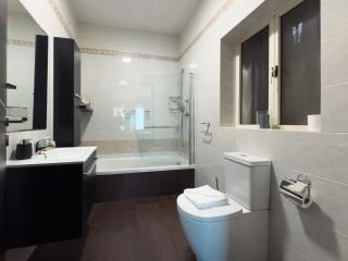 Top Location-2BR Seafront & Steps from Ferry by Arco Collection - 1