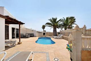3 Bed Villa - Sleeps 6 - Pool - Parking - Wifi - 5