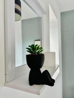 #56 4-Bedroom House Near Shops with Free Parking - 1