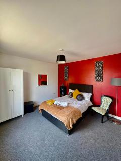 #56 Stylish 4-Bed House Free Parking Near Shops - Willenhall - 5
