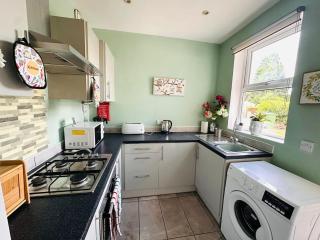 #56 Stylish 4-Bed House Free Parking Near Shops - Willenhall - 7