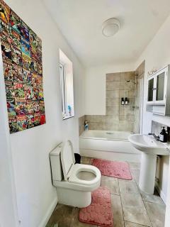 #56 Stylish 4-Bed House Free Parking Near Shops - Willenhall - 6