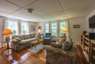 Adorable Oak Bluffs Cottage - 9