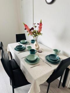#56 Stylish 4-Bed House Free Parking Near Shops - 8