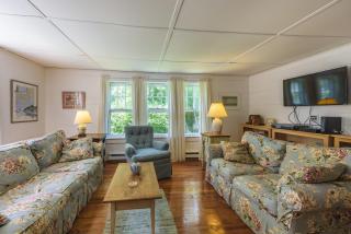 Adorable Oak Bluffs Cottage - 8