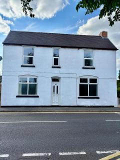#56 Stylish 4-Bed House Free Parking Near Shops - Willenhall - 4