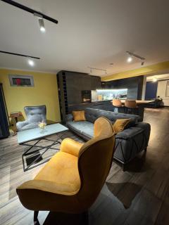 Ideally located spacious 3 bedroom house - 9
