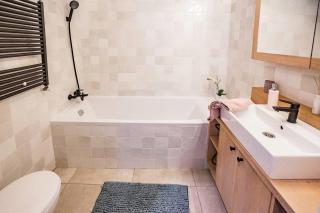 Boutique Stay in Budapest-Steps to BudaEye &FashionSt - 4