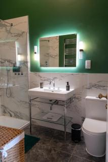 Sauna, Cinema Room, Parking Bars & Dining Nearby - Roundhay - 5