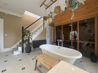 Sauna, Cinema Room, Parking Bars & Dining Nearby - 9