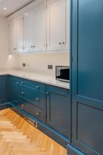 Sauna, Cinema Room, Parking Bars & Dining Nearby - 6