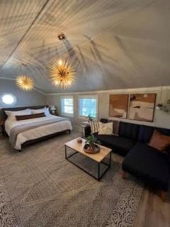 Lafayette's Downtown Oasis - Charming 1BR Townhouse near Festivals - 0