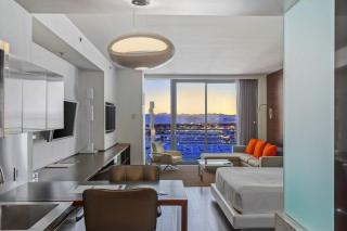 Luxurious Sub-Penthouse Studio Balcony Access - 2