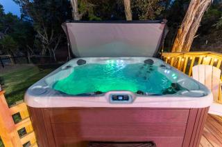Neon Vibes Outdoor TV Hot Tub Arcade Room - 4