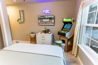 Neon Vibes Outdoor TV Hot Tub Arcade Room - 9
